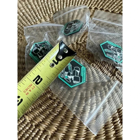 Beat the Bomb Mission 81: the Cyberbot (4) pins NEW - Picture 4 of 5